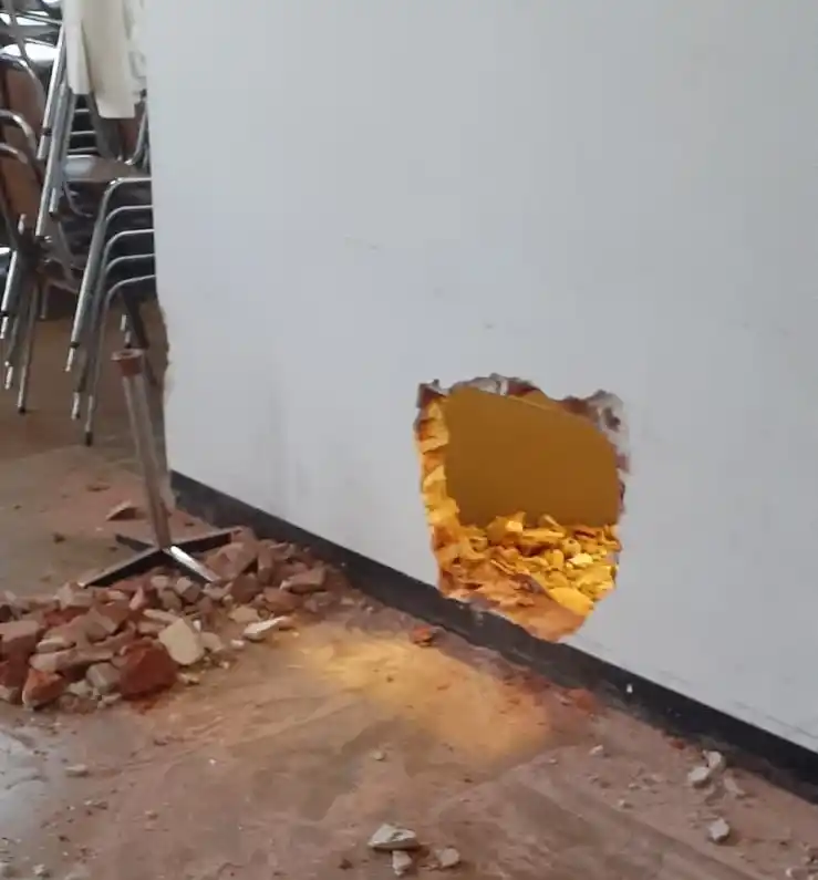 El boquete por donde se ingresó a la oficina.