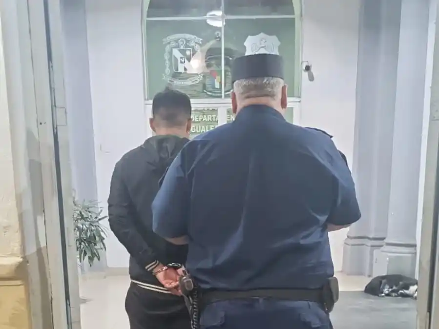 Detuvieron a un hombre que llevaba elementos de peluquería y no pudo establecer su procedencia