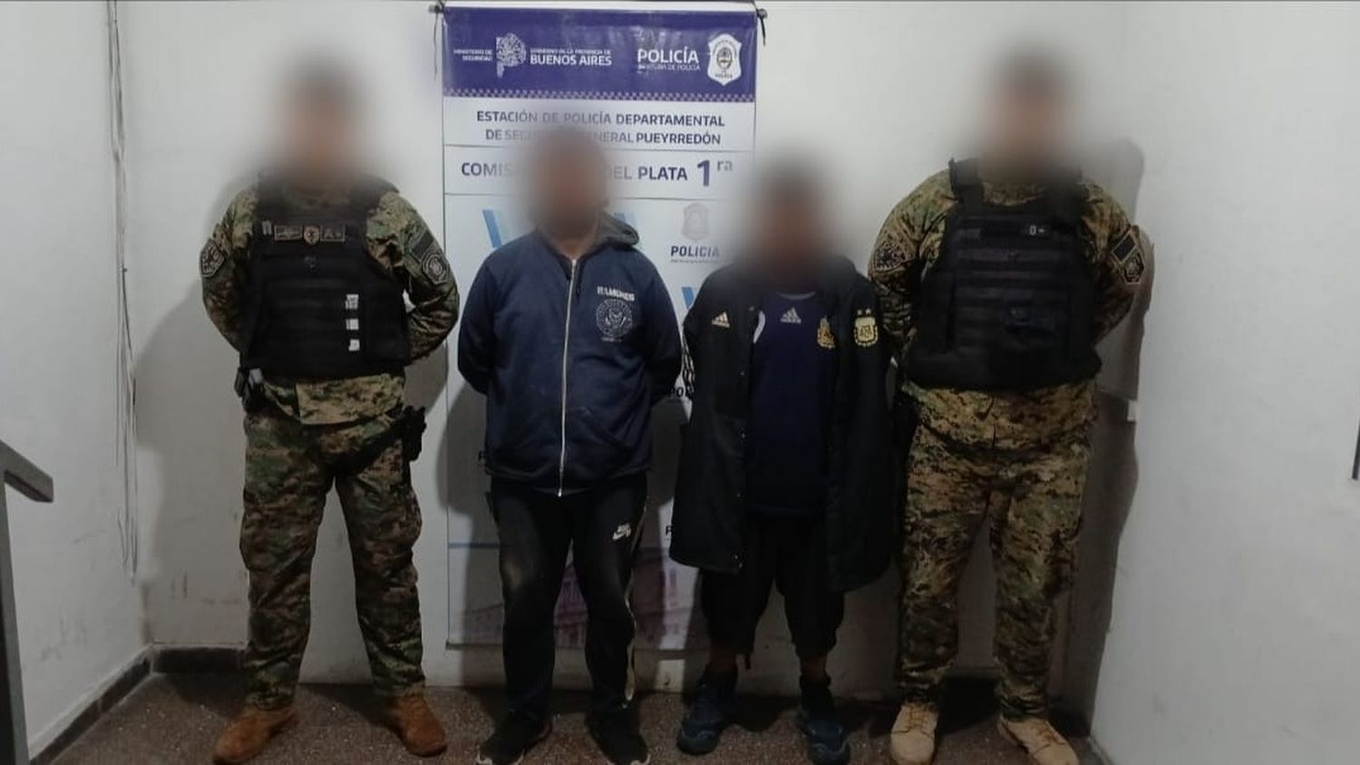 Dos detenidos por dañar un auto en pleno centro: los captaron las cámaras del COM