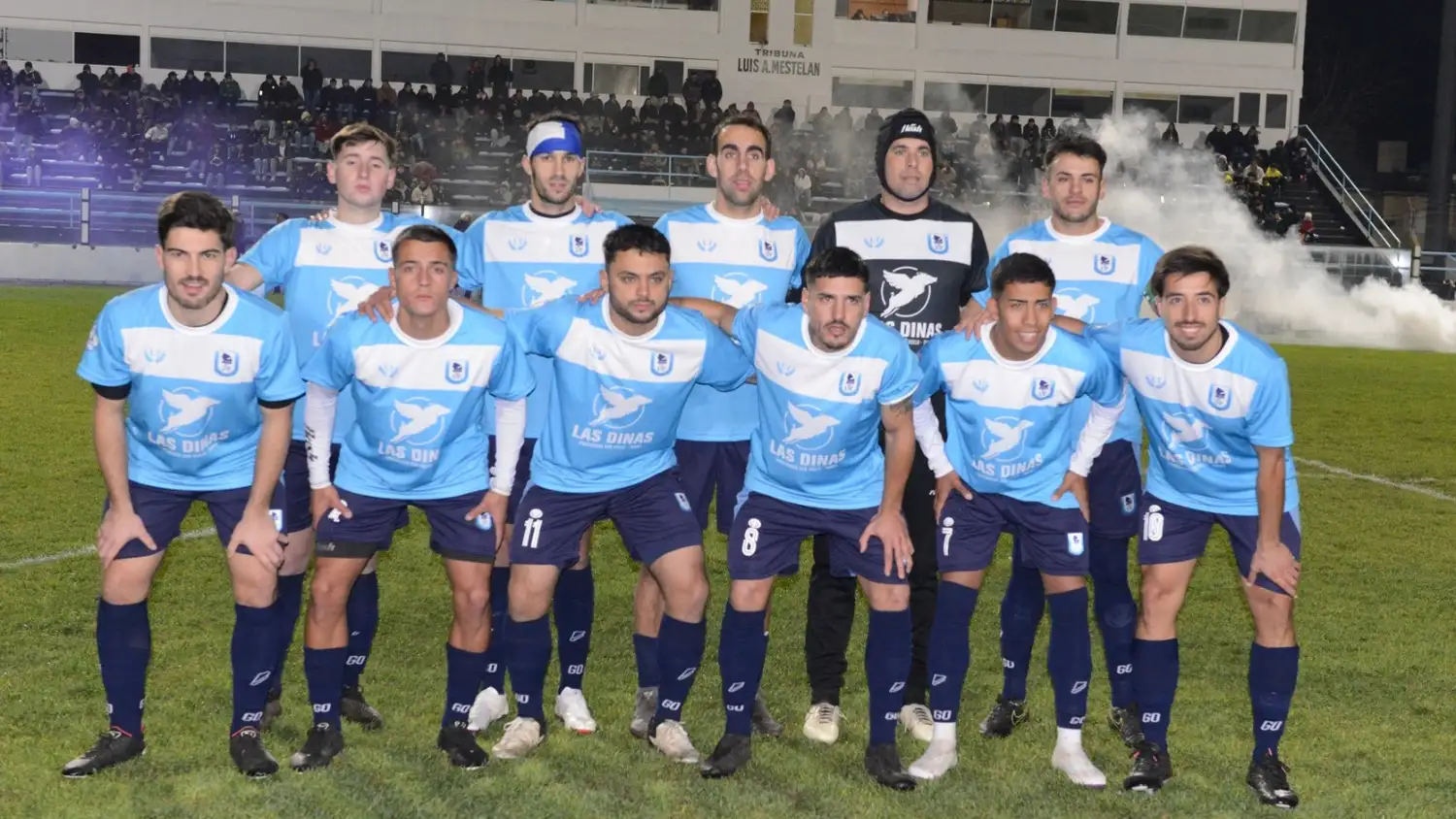 Gogna, segundo en la fila superior, el día del debut ante Partido de la Costa.