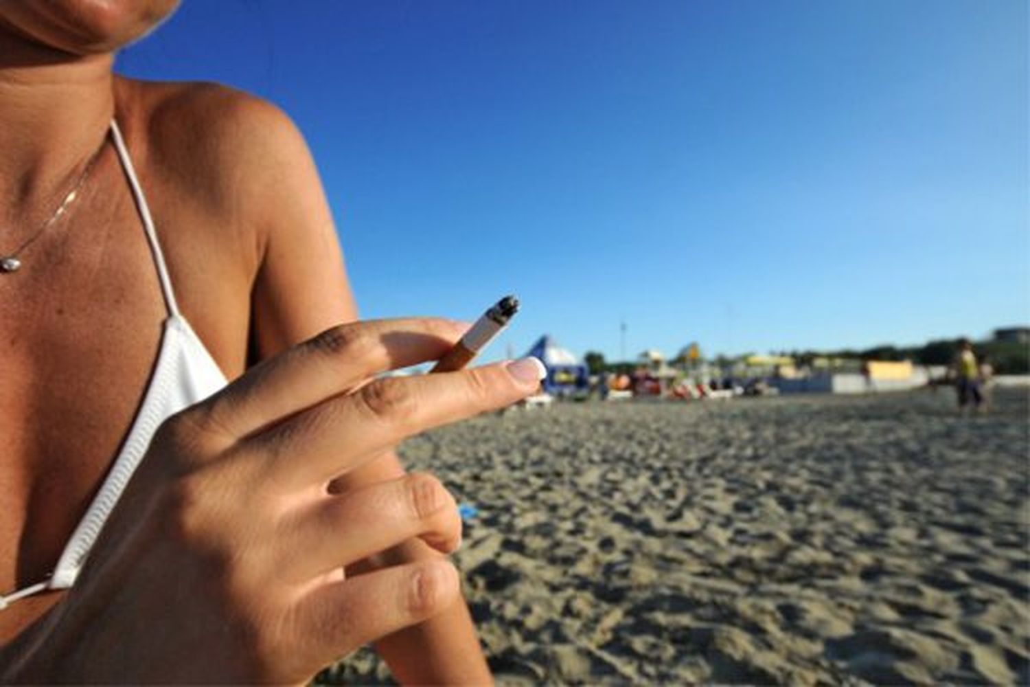 Fumar en la playa es un
