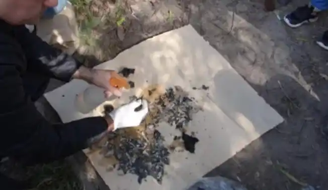 En el operativo, con fecha del 20 de junio, los investigadores también localizaron un dije con forma de cruz que Gloria Romero luego reconoció como propiedad de su hija Cecilia en el Instituto Médico de Ciencias Forenses (IMCIF).