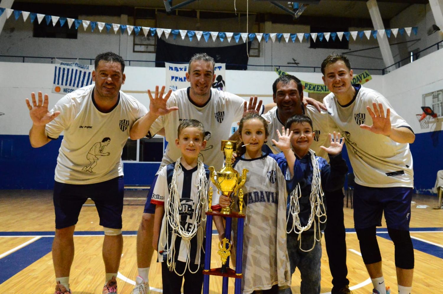 Nicolás mazzucchelli junto a Agustín Apreda, Brian Milobara, Mauro Mazzucchelli y los hinchas decanos.