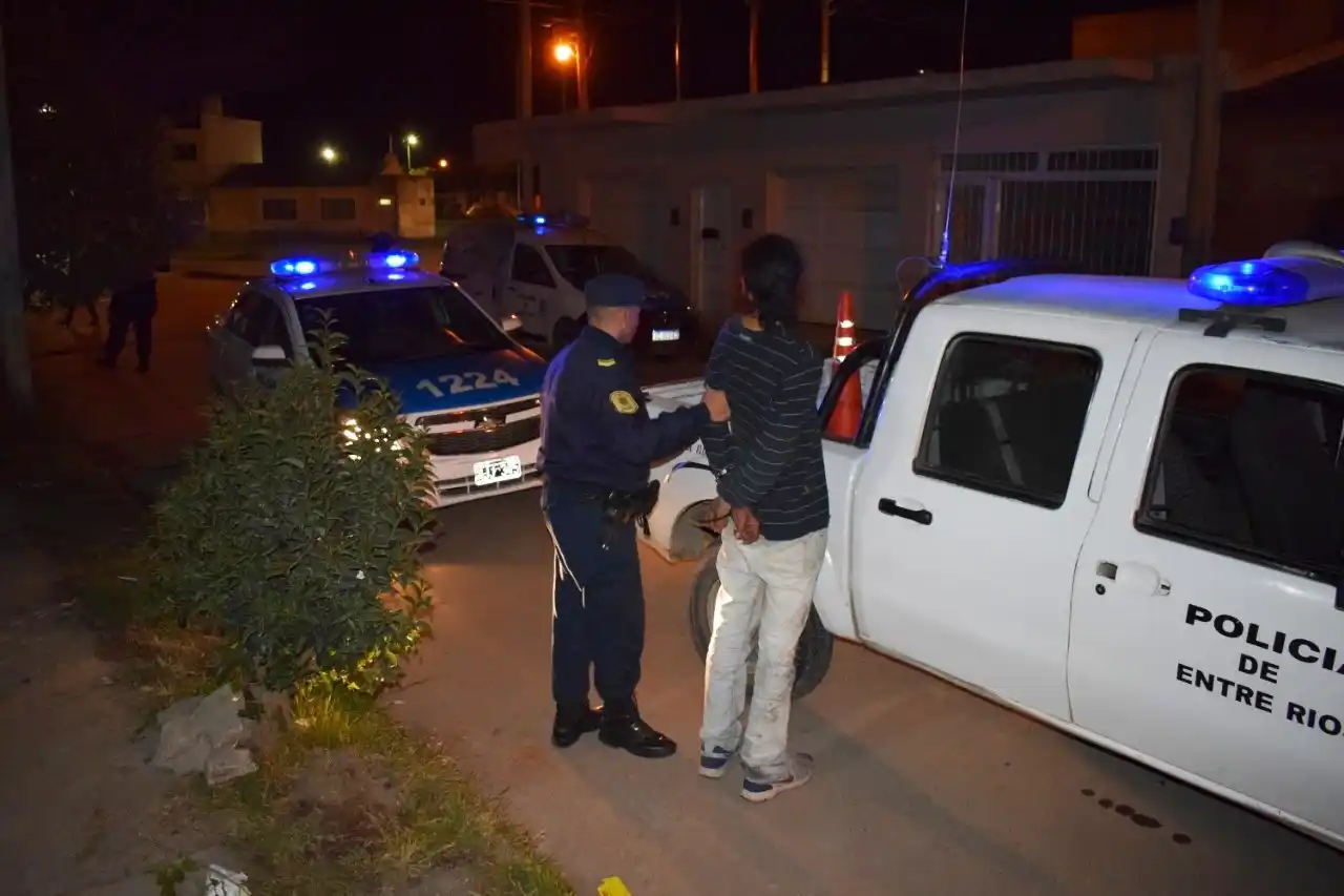 Atrapan a un hombre cuando barreteaba la puerta de una vivienda