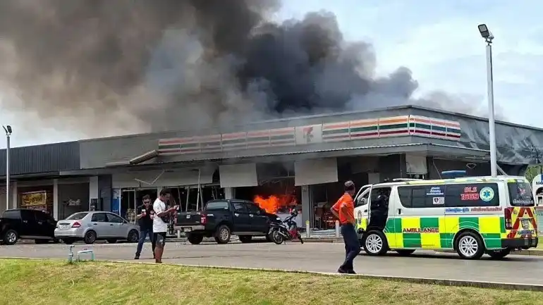 Se eleva humo desde una gasolinera en Ban Phue, Tailandia, donde al menos seis civiles murieron en un bombardeo de las fuerzas camboyanas. [Folleto/Ejército Real Tailandés vía Anadolu]