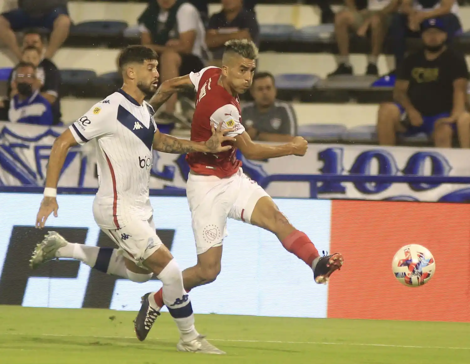 Un remate de Leandro Fernández.