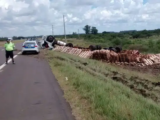 Entre Ríos: un camión cargado de madera volcó en la Autovía Artigas 
