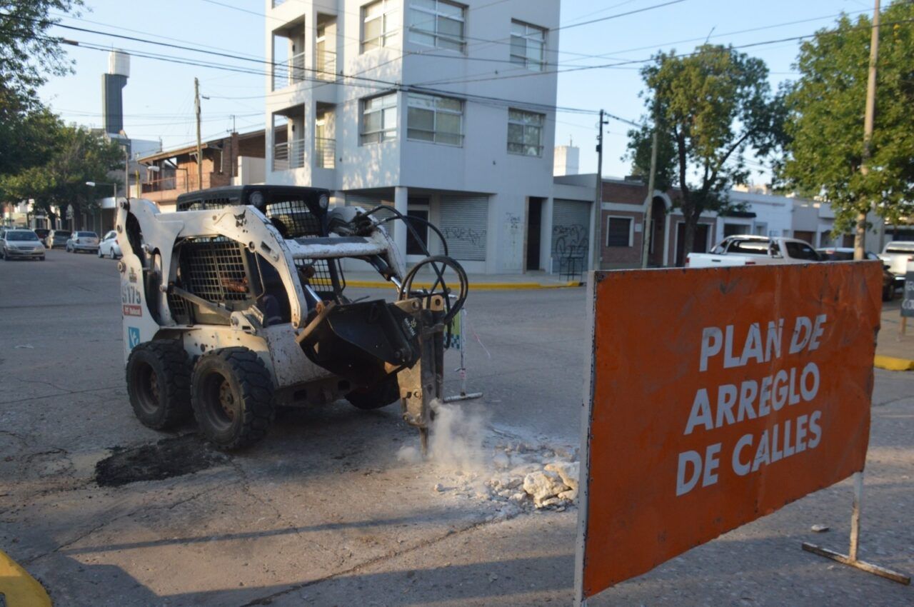 Bacheo en esquina céntrica y de perfilado en barrio Gutiérrez