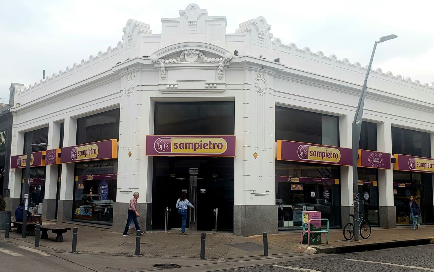 Sampietro Hogar, en la esquina de 9 de Julio y San Martín, centro de Tandil.