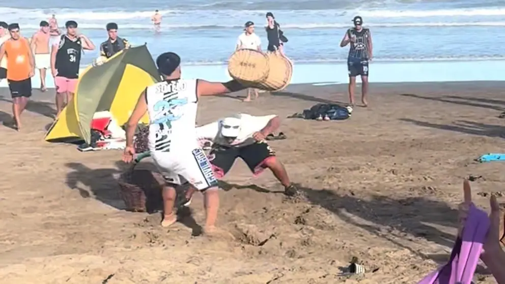 Video: pelea entre vendedores ambulantes en la playa de Gesell