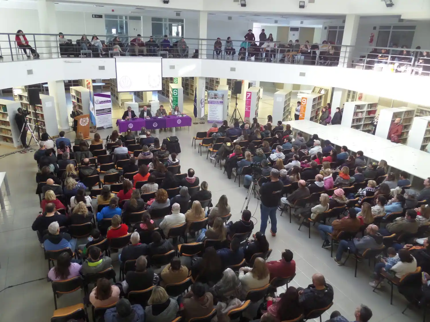 Jóvenes de todo el país, en multitudinario curso anticipado que dicta la Universidad