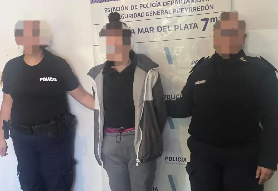 La imputada intentó abandonar el local esquivando la línea de cajas, pero fue advertida por personal del comercio.