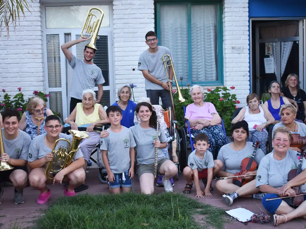 El arte sale a la calle: música  y canto para grandes y chicos    