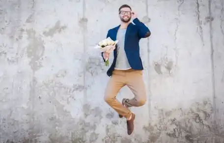 Seis señales para reconocer cuando un hombre está enamorado