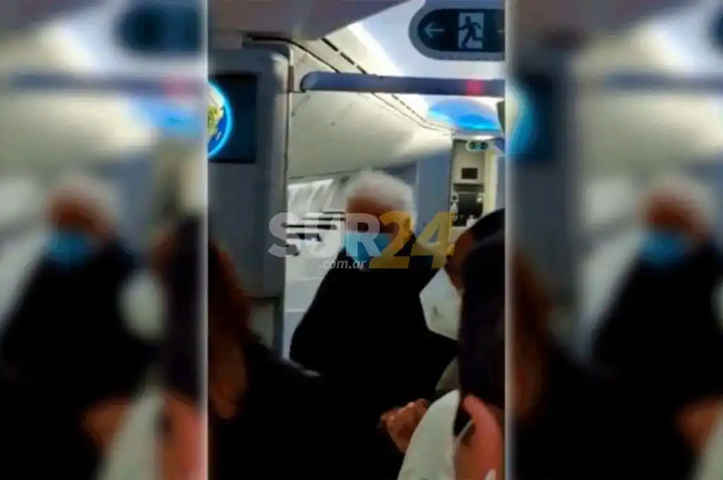 Ginés González García fue increpado por pasajeros al bajar del avión