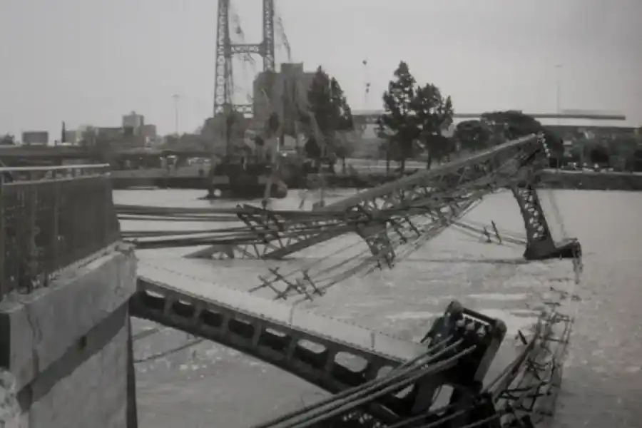 El 28 de setiembre de 1983 a las 16.30 se desplomó la estructura del emblemático símbolo
