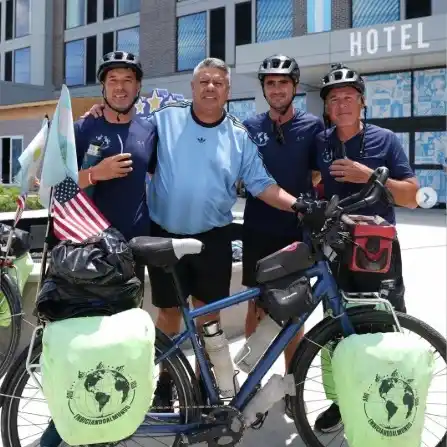 Tapia recibió a los argentinos que recorrieron 17.000 kilómetros en bicicleta. Foto: IG @chiquitapia