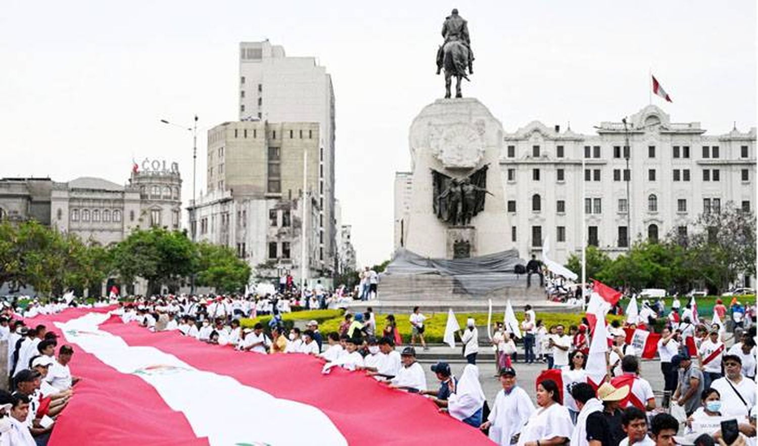 La ola de protestas en Perú llega a Lima