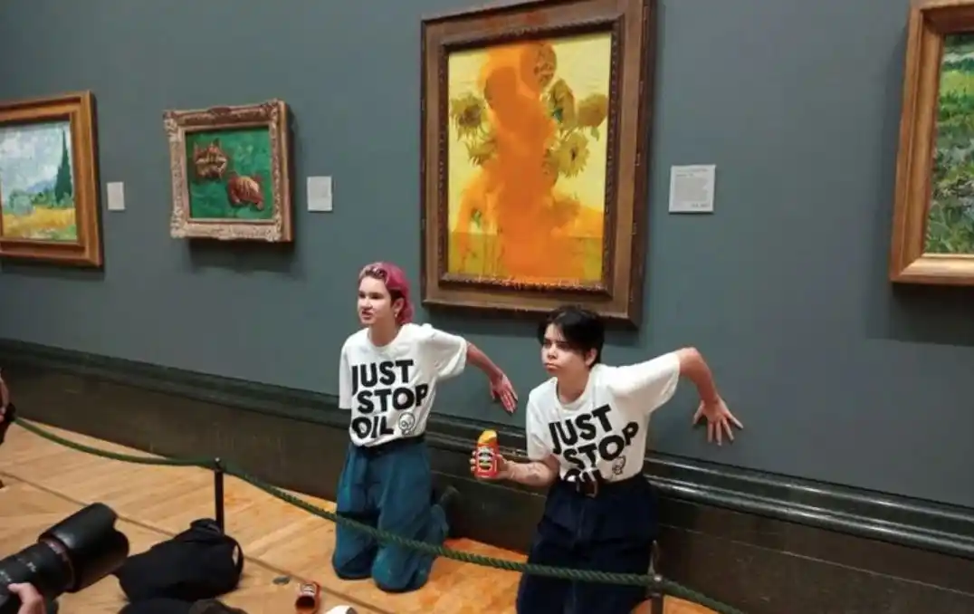 Vandalizaron "Los Girasoles" de Van Gogh: activistas en Londres arrojaron sopa a la pintura