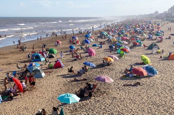 Villa Gesell es el primer municipio costero que admite que la temporada 2025 es floja: Las razones de la baja demanda