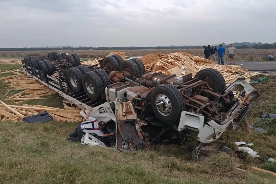 Hospitalizaron a un camionero que sufrió un vuelco en la ruta nacional 14