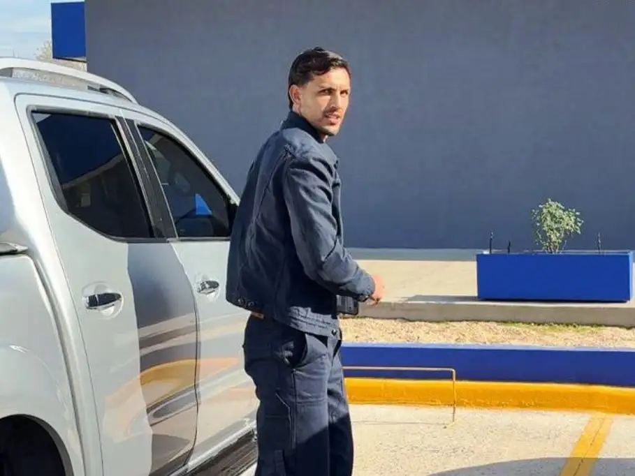 Paredes en su llegada al predio de Ezeiza.