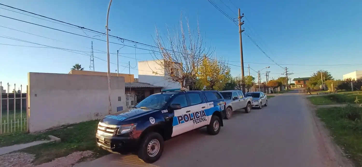 La Policía Federal requisó nuevamente el domicilio de calle Gomendio. Recorrieron también otros lugares e ingresaron a la Escuela Normal.