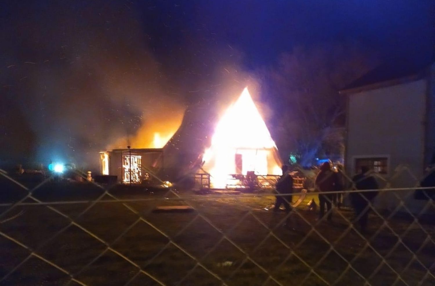 Se le incendió la casa por un desperfecto en la salamandra