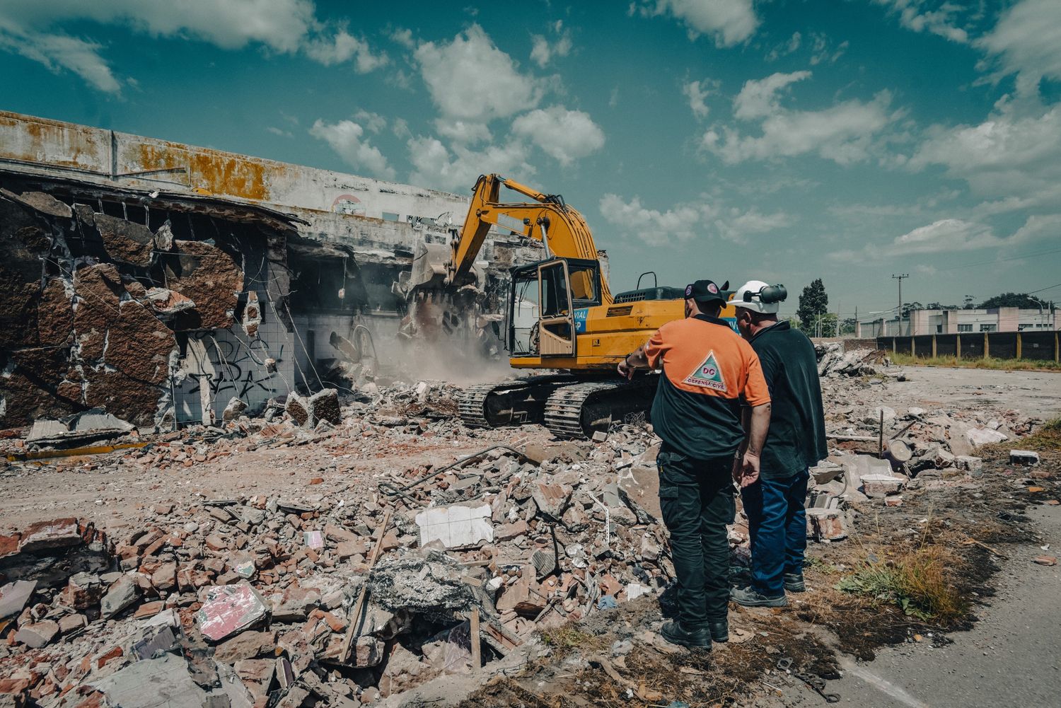 Demolieron una estación de servicio abandonada