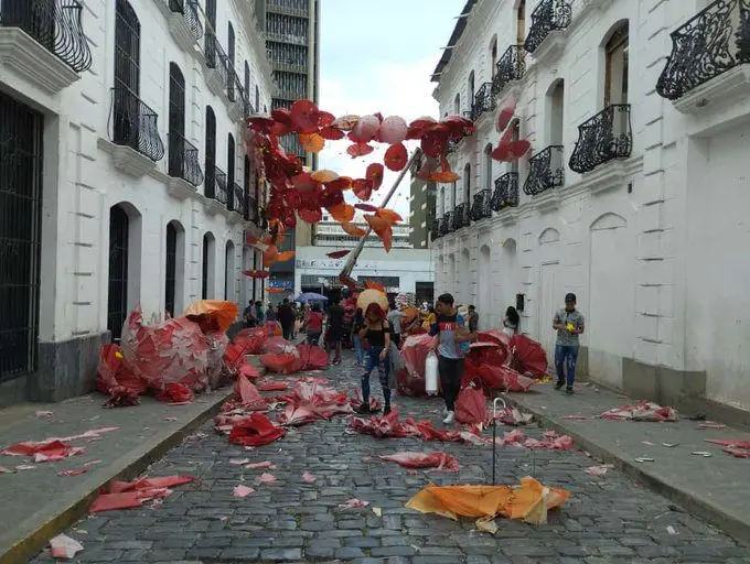 ¡COMO SI ESTUVIESEN A 3X1! Quitan paraguas del Centro de Caracas y las personas se los llevaron (+VIDEO)