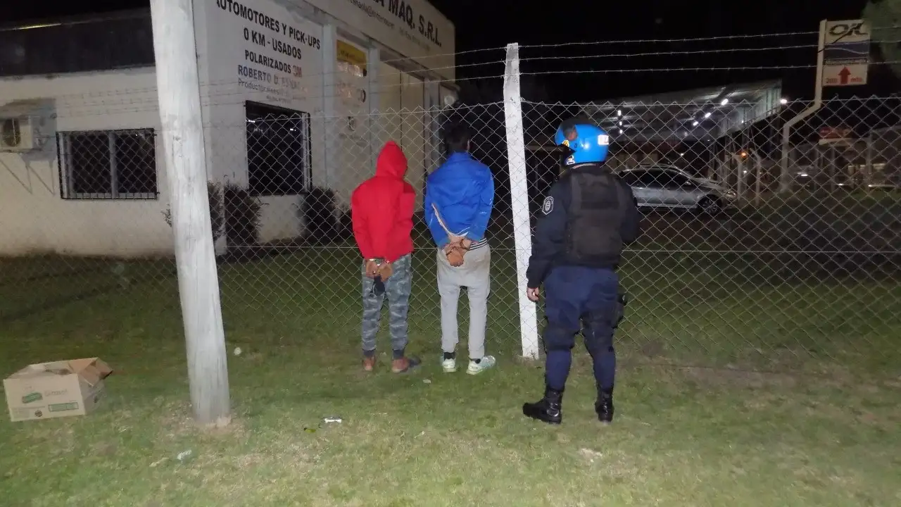 Atraparon a dos jóvenes robando varillas de una obra
