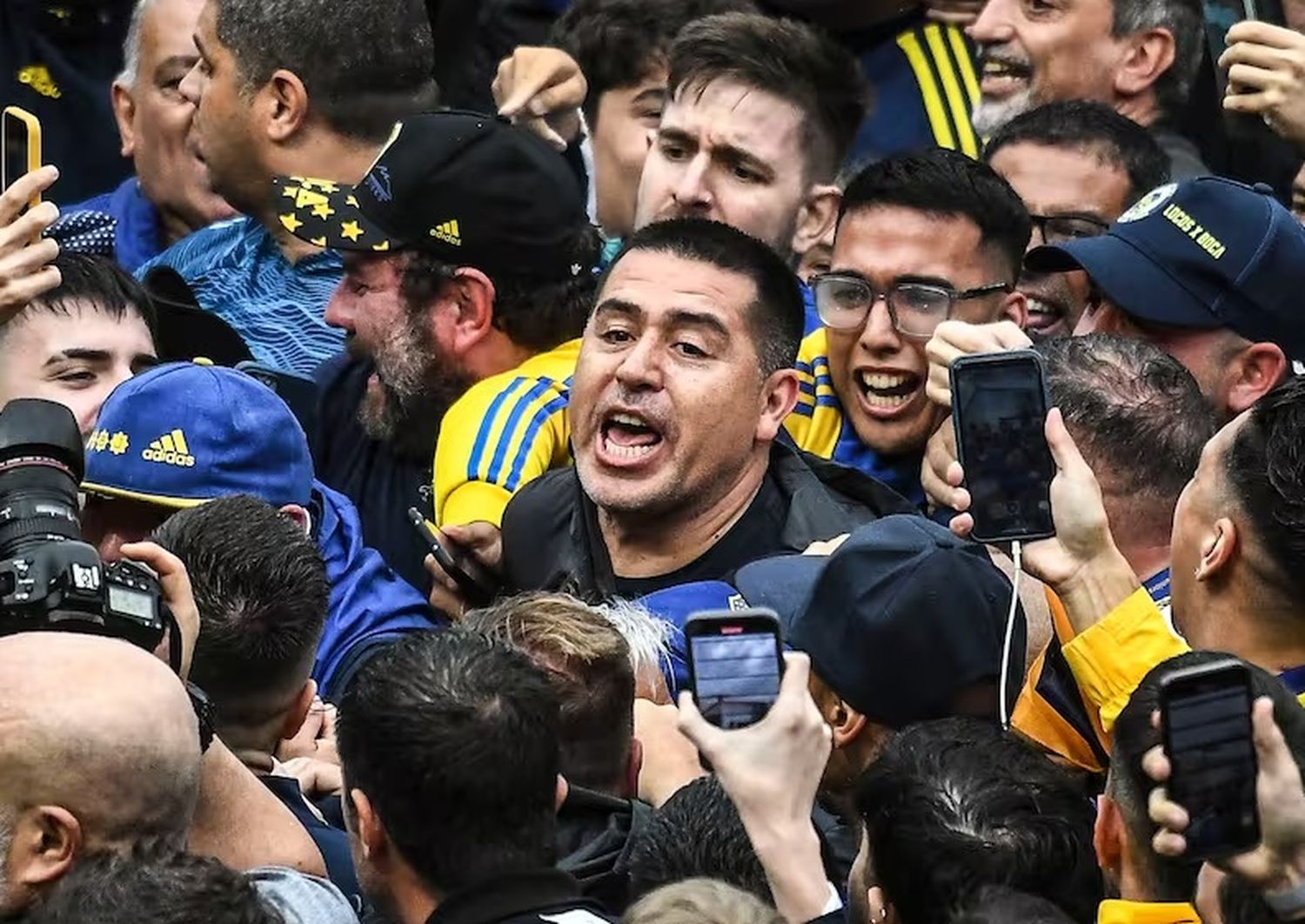 En un día histórico, Riquelme fue elegido como presidente por amplio margen