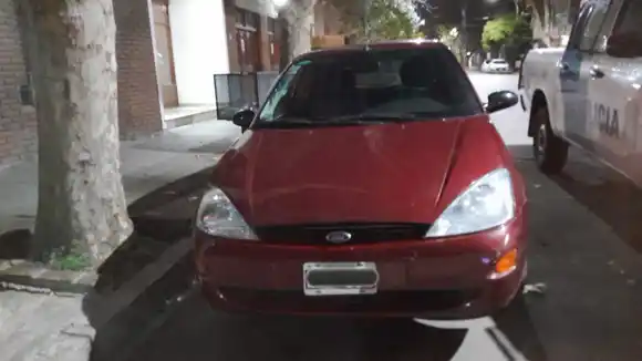 Violentó la puerta de un auto y se dio a la fuga