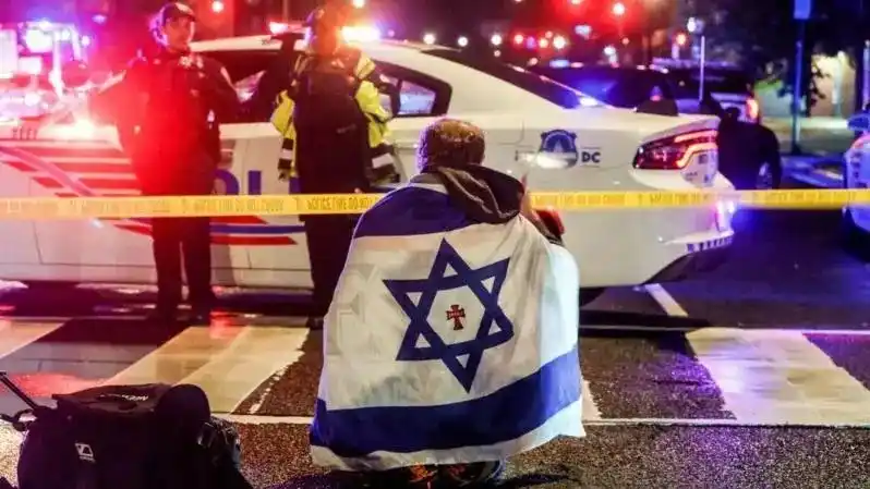 Un ciudadano se envolvió con la bandera de Israel en la escena del crimen en la embajada de Nueva York.