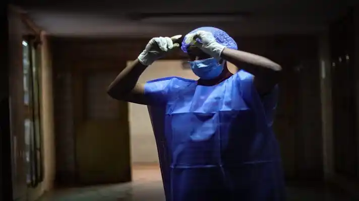 ¡ALERTA EN EL SECTOR SALUD! Casi 900 trabajadores han fallecido por la COVID-19