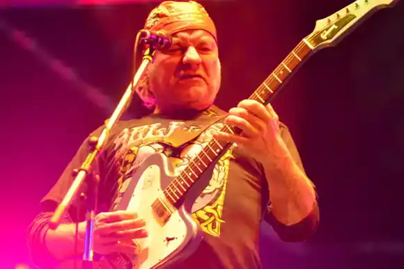 Incidentes en los ingresos al show de La Renga: intentaron entrar sin pagar e hirieron a un policía