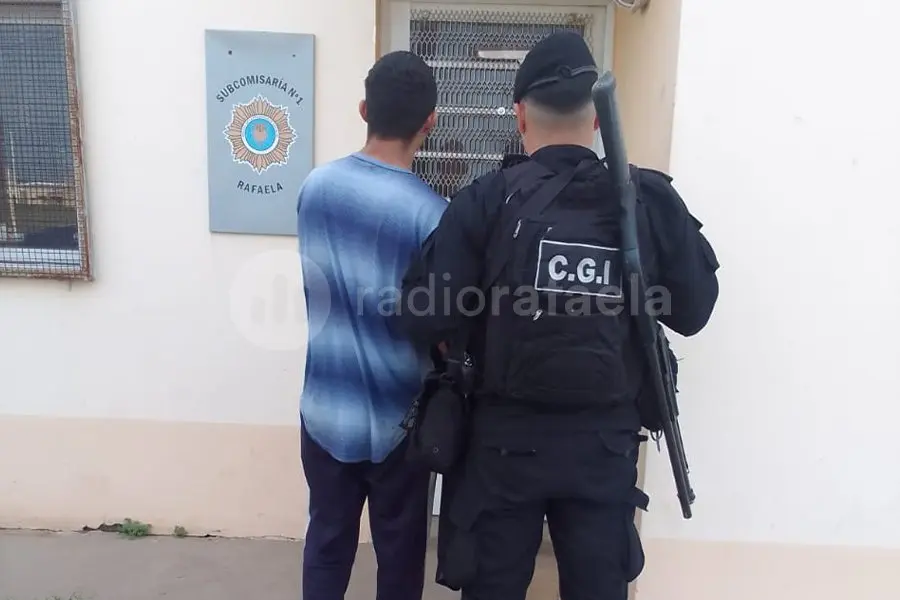 Lo buscaban por robar en una escuela, y la madre lo convenció para entregarse