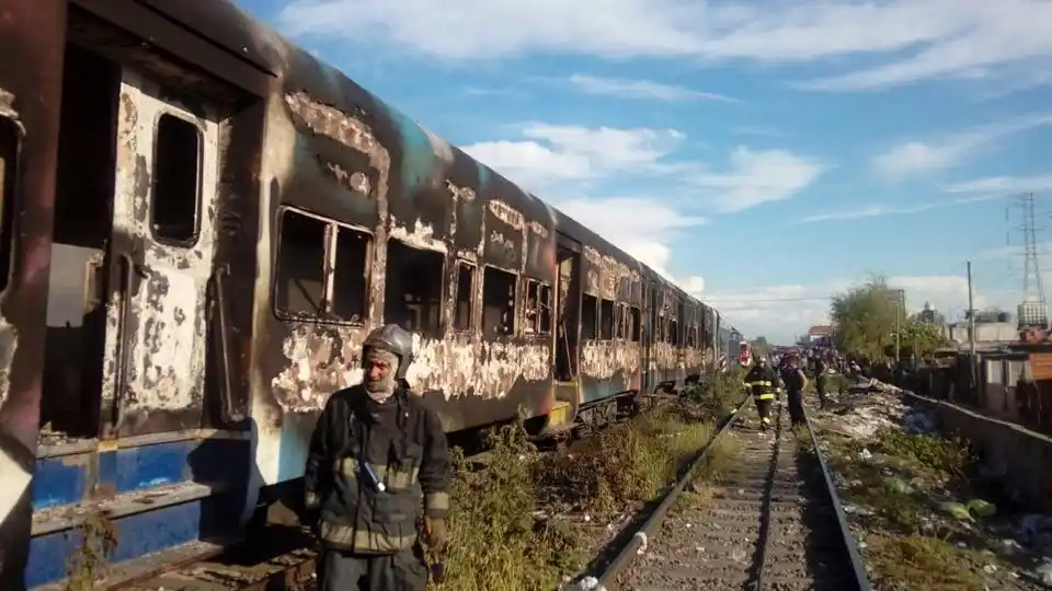 Video: Prendieron fuego tres vagones del ten Roca