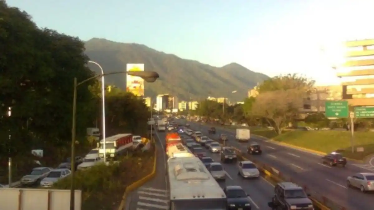 Motorizado y parrillera murieron tras impactar contra un poste en la Autopista Francisco Fajardo