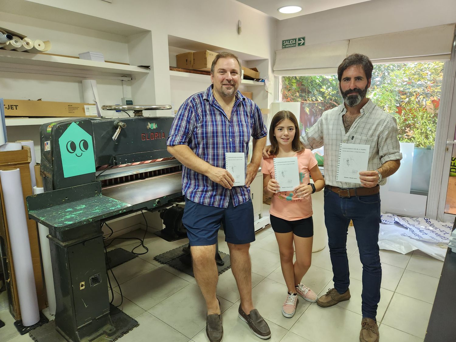 Manuela y Alejandro Latorre junto a  Marcos Iglesias.