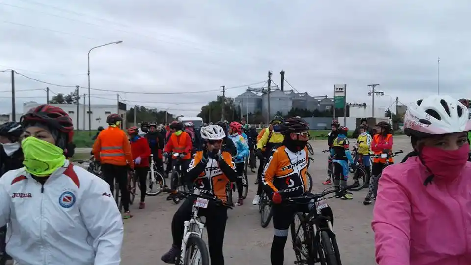 El frío no detuvo a los ciclistas que unieron Crespo con Ander Egg