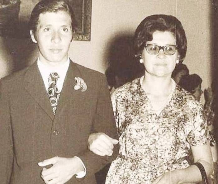 Colocación de la baldosa en memoria de Jorge Papetti