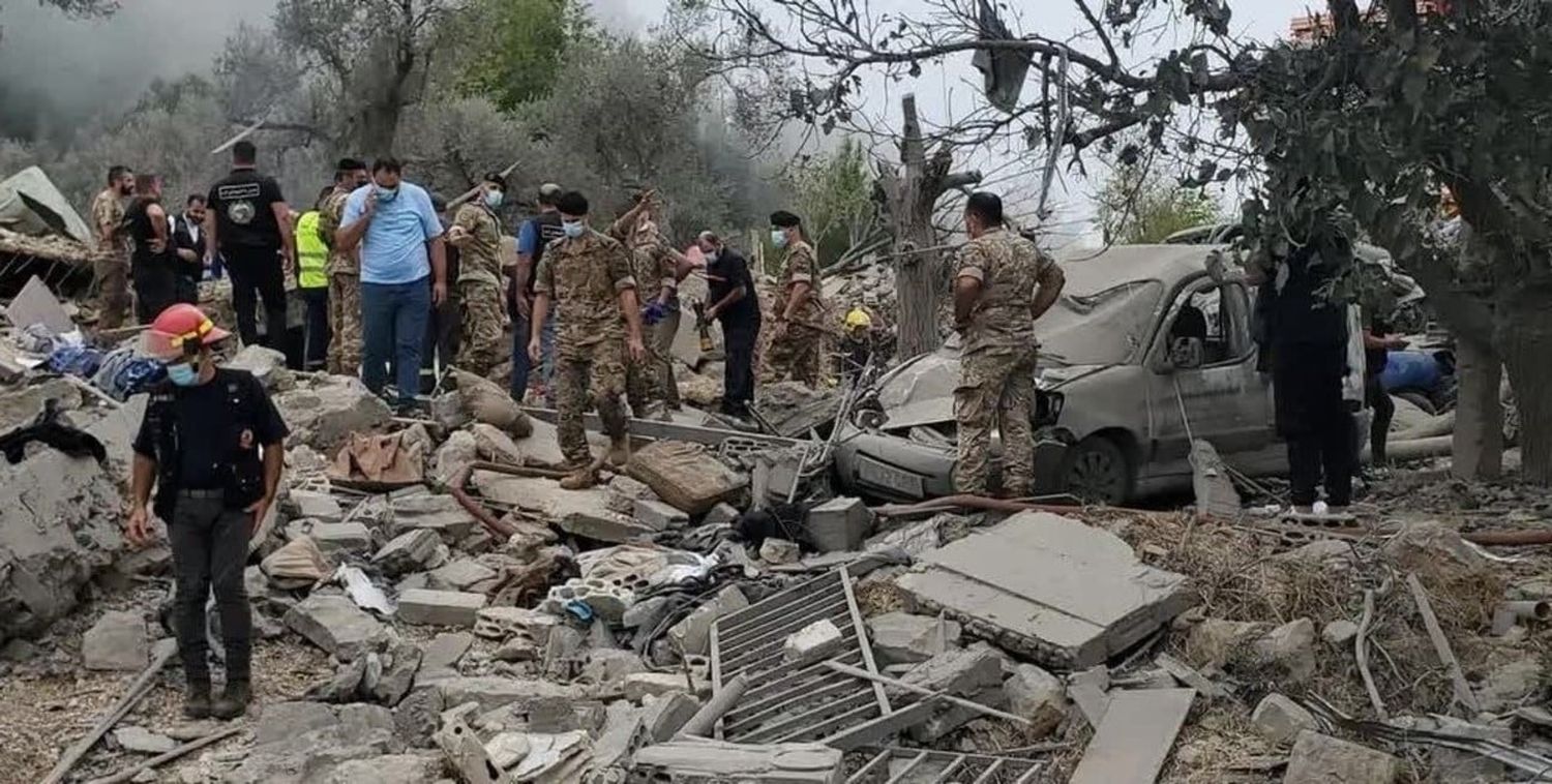 Militares y miembros de los servicios de rescate libaneses buscaban supervivientes en la aldea de Aitou, tras el ataque aéreo israelí del lunes pasado. Gentileza