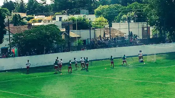 Goleada para convertirse en único líder
