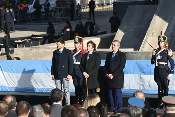 “La Bandera une a los argentinos bajo un mismo objetivo”, dijo Pullaro desde el monumento rosarino