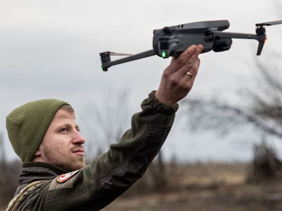 Soldado ucraniano con dron. Imagen ilustrativa