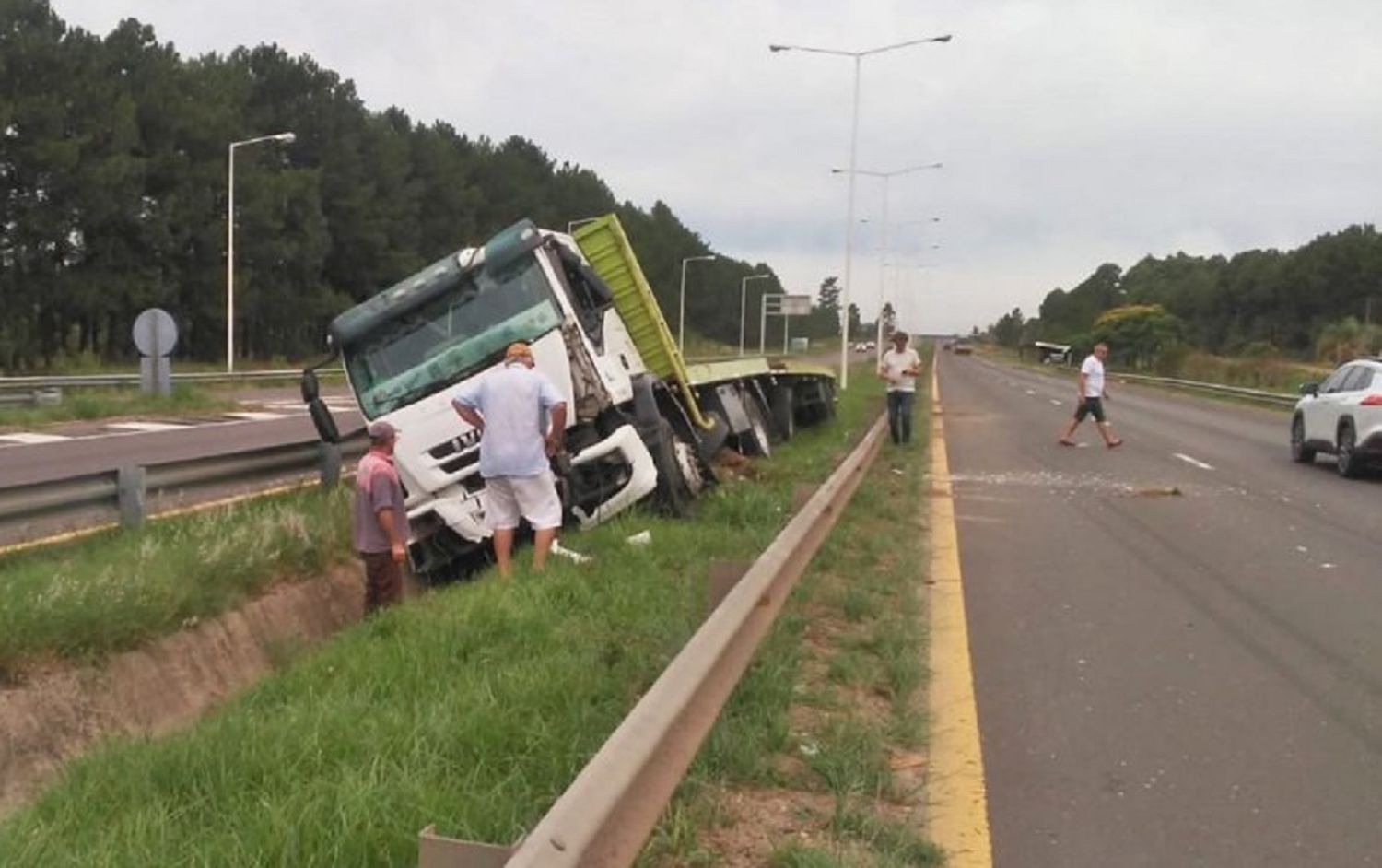 Un camión impactó contra el guardarrail y su conductor terminó siendo hospitalizado