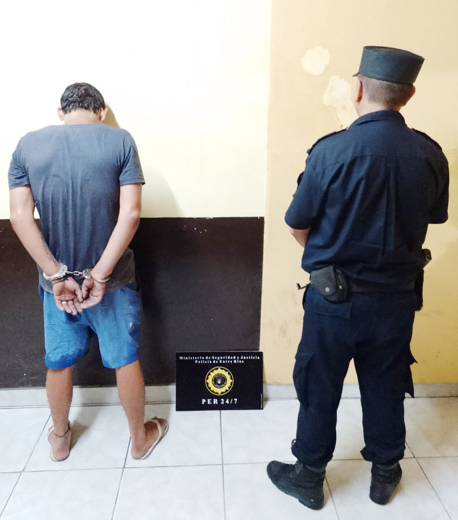 Detienen a un hombre por el robo de elementos a un automóvil