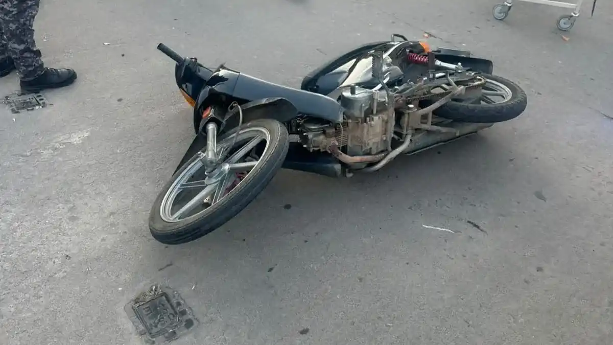 Una motociclista sufrió una fractura en una pierna y un traumatismo de cráneo tras chocar con un auto