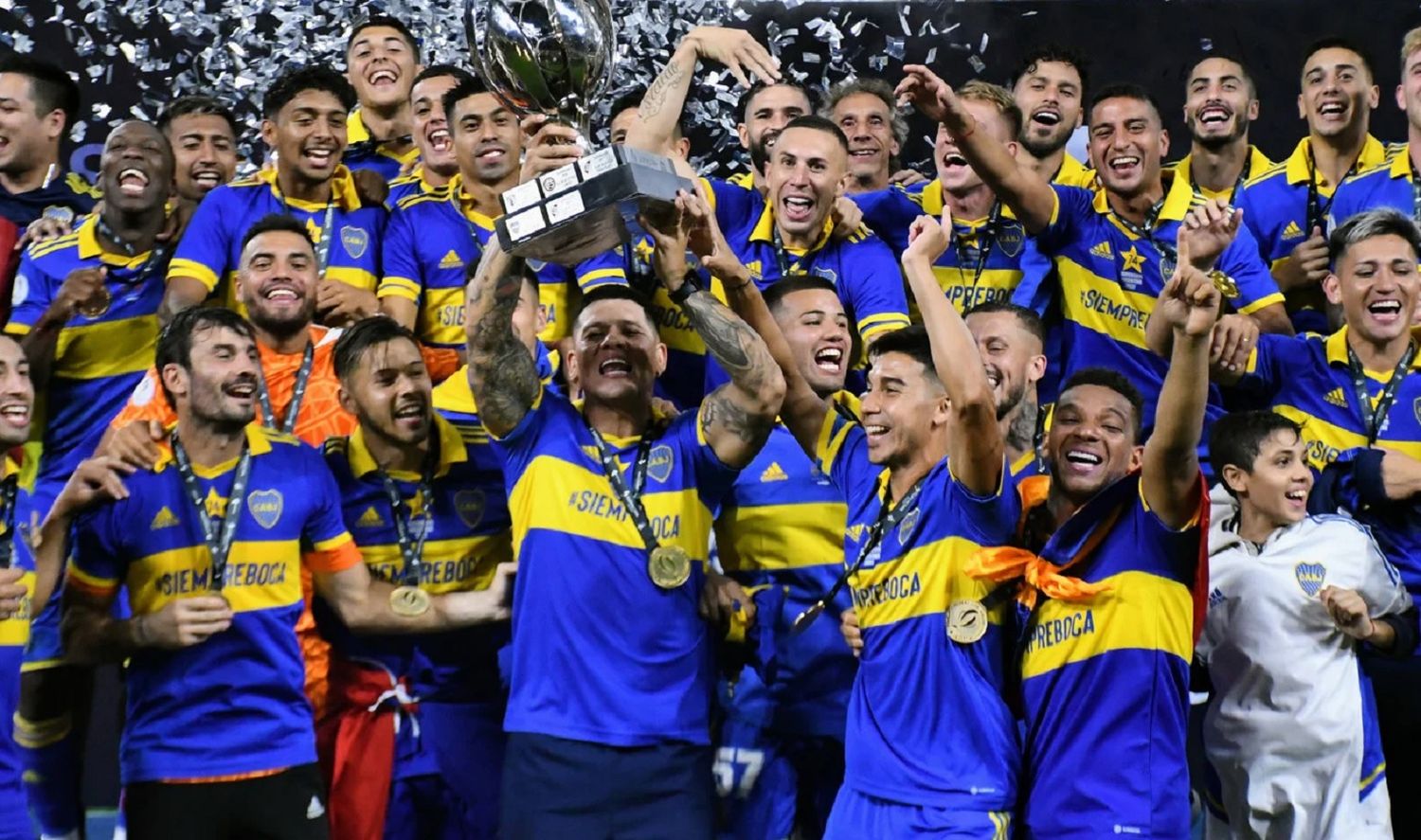 Con tres goles de Benedetto, Boca quebró a Patronato y festejó el título de la Supercopa